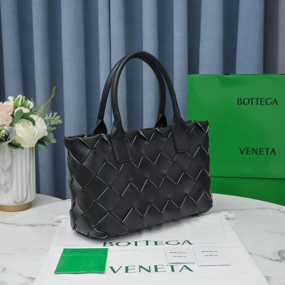 MAXI CABAT tote handbag 😎 ✧Bottega veneta.͙Hand-woven has its own characteristics, the original lambskin 🐑I really like their craftsmanship. Whether it is a bright bright color or a low-key dark color, it looks very textured when you pick it up. It seems that all colors can be made to look good, and it is also very convenient for daily wear. It is a classic and fashionable must-have. If you like it, hurry up ؔʶ̷ ˡ̲̮ ؔʶ̷✧ Size: 33*23*12, model number [9891#]